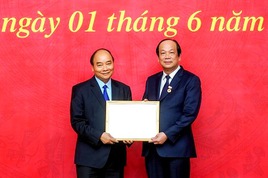 Thủ tướng dự lễ trao Huy hiệu Đảng của Đảng bộ Văn ph&#242;ng Ch&#237;nh phủ